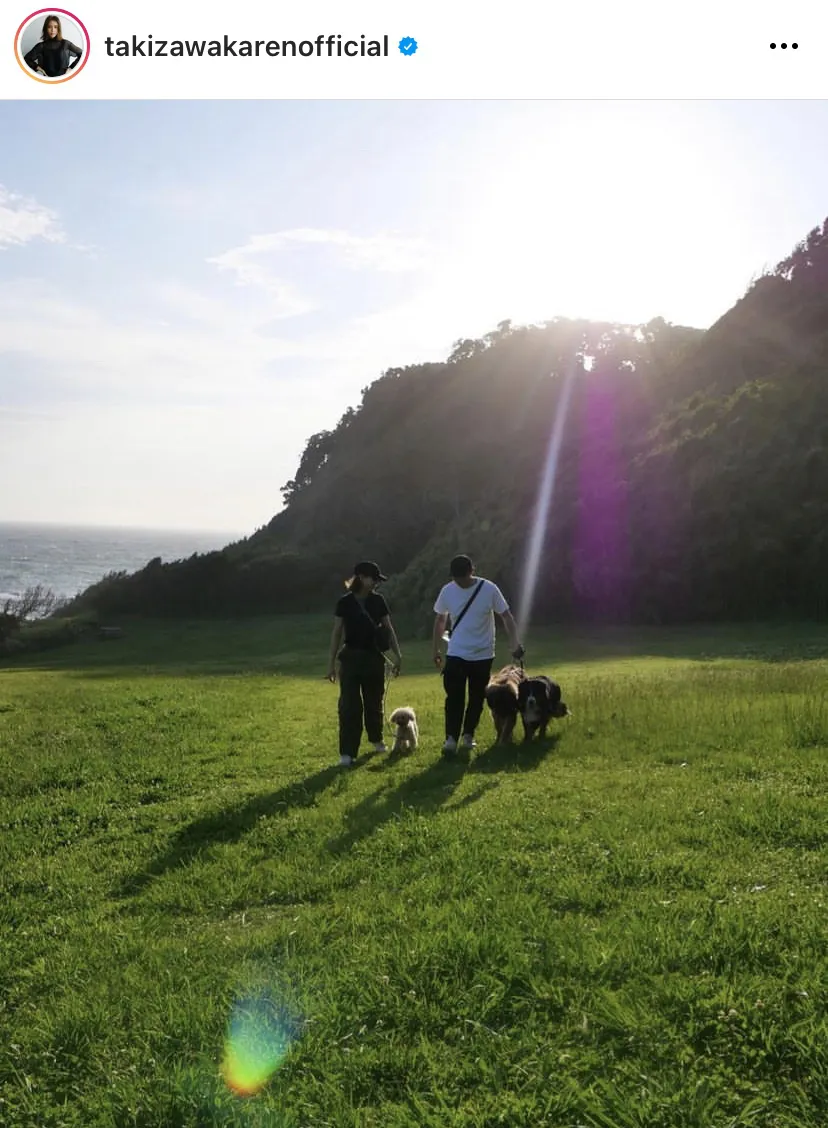 【写真】滝沢カレン、2022年に結婚した“夫”と3匹の愛犬とのレアな家族ショット