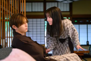 橋本環奈“綾華”＆山田涼介“東郷”の新婚旅行に、なぜか小林涼子“小夜”が合流「来ちゃった！」＜王様に捧ぐ薬指＞