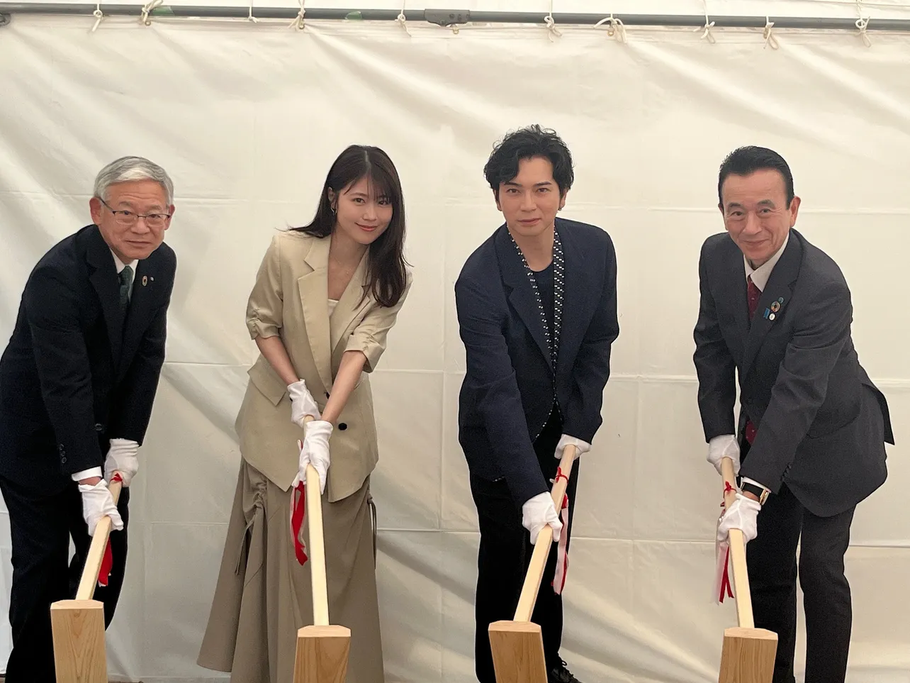 記念碑のくわ入れを行った斉藤薫会長、有村架純、松本潤、鈴木康友市長(写真左から)