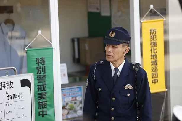  歴代の山里が組んだコンビを見守る警官役で柳沢慎吾が登場！