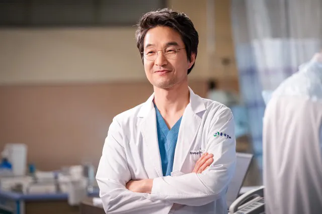 ゴッドハンドの外科医キム・サブを演じる俳優ハン・ソッキュ