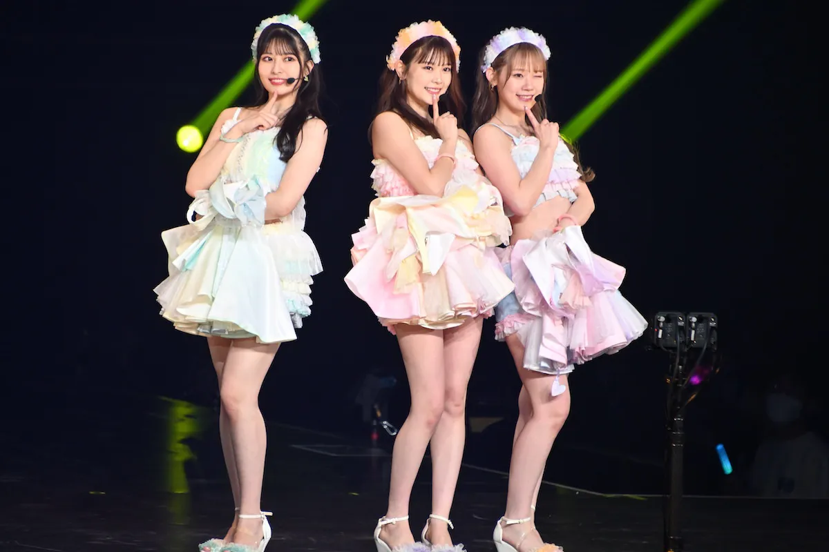 ユニットコーナーで「ジッパー」を披露した行天優莉奈、吉川七瀬、服部有菜(写真左から)