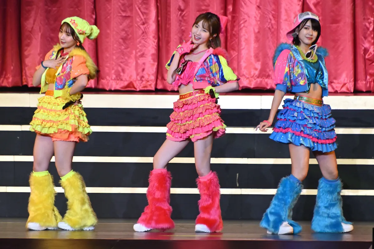 藤園麗、本田仁美、大西桃香(写真左から)が「ツンデレ! 」を披露