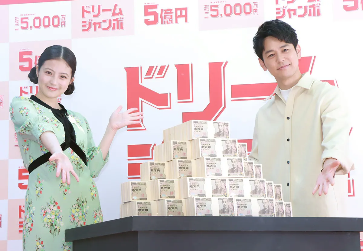 宝くじ発売記念イベントに登場した今田美桜と妻夫木聡(写真左から)