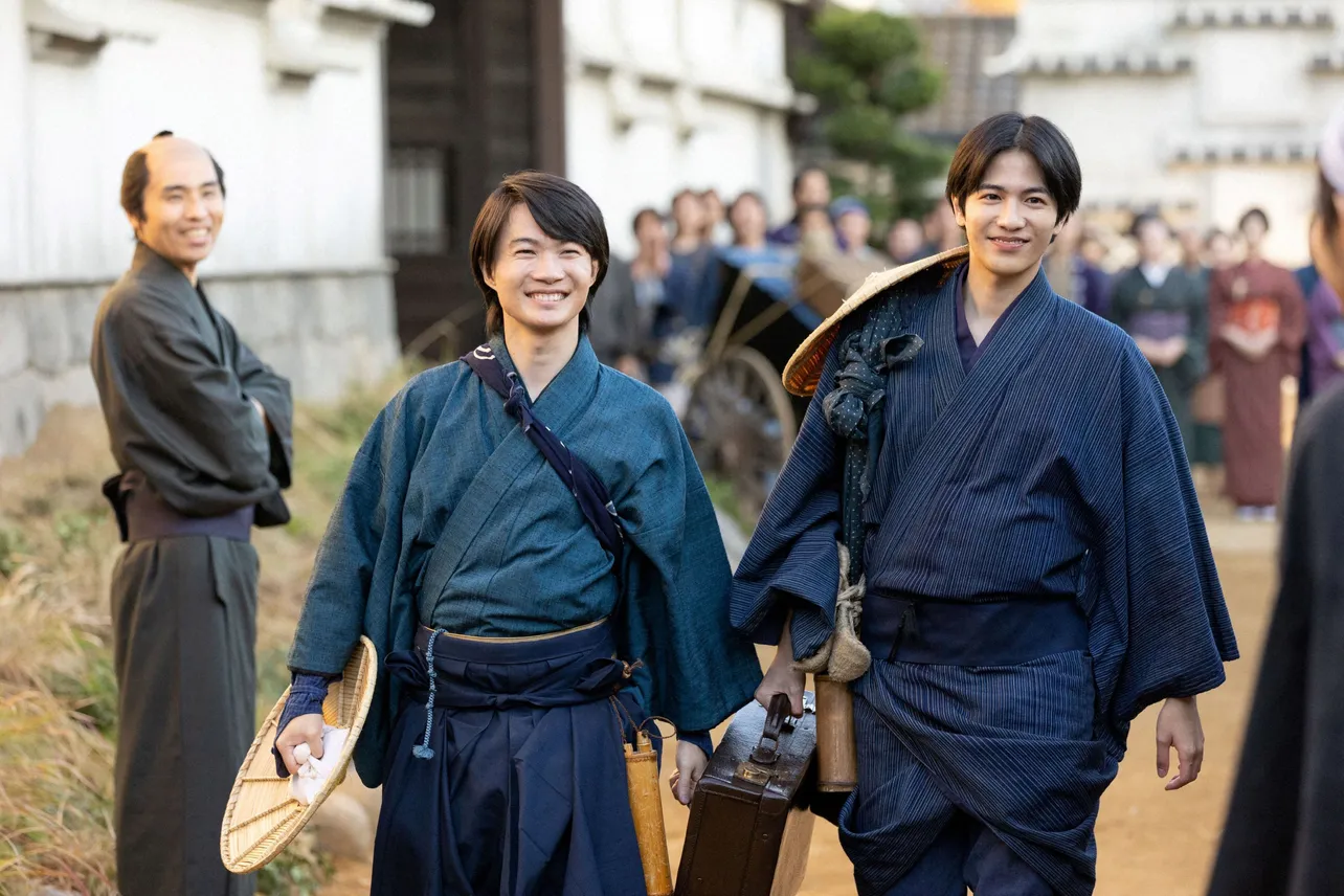 【写真】笑顔で東京へと向かう万太郎(神木隆之介)と竹雄(志尊淳)