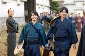 【写真】笑顔で東京へと向かう万太郎(神木隆之介)と竹雄(志尊淳)