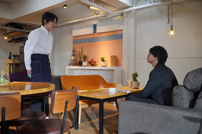 小動物カフェで知り合った颯と三間は、颯の新たなバイト先のカフェで再会する　