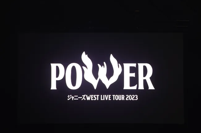 開演前、スクリーンには「POWER」のロゴ