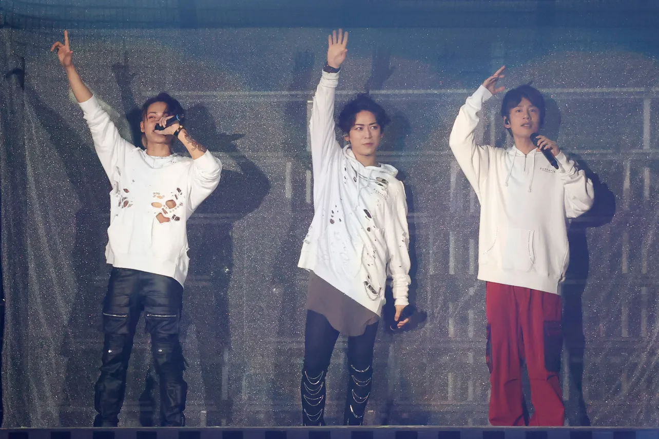KAT-TUNの上田竜也、亀梨和也、中丸雄一(写真左から)にファンの黄色い歓声が止まらない