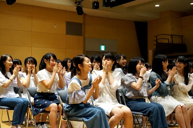 【写真を見る】STU48劇場支配人・山本学氏から発表を聞いて驚くSTU48メンバー