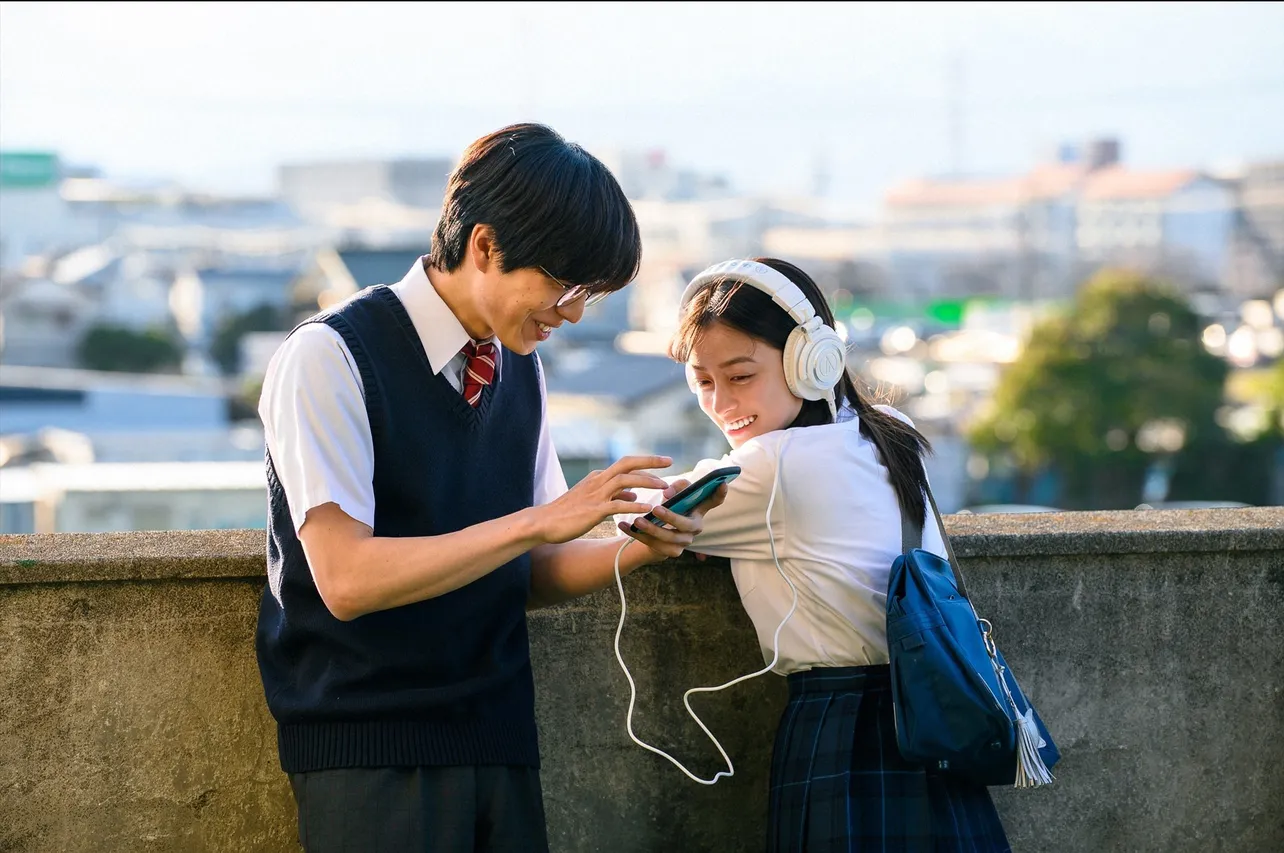 【写真】学生服姿の綾華(橋本環奈)と神山(坂東龍汰)