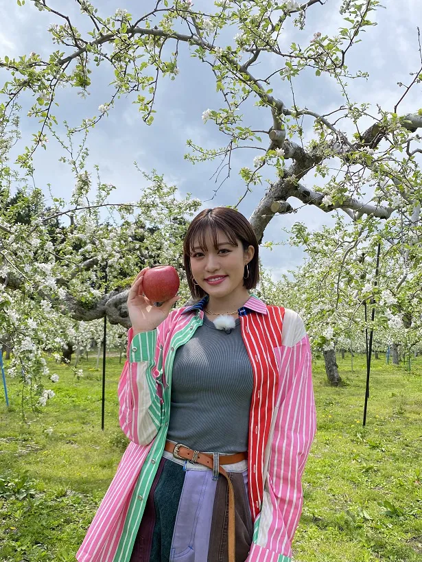 【写真】“りんごが大きく見える…”小顔過ぎる王林、りんごを手に笑顔のショット