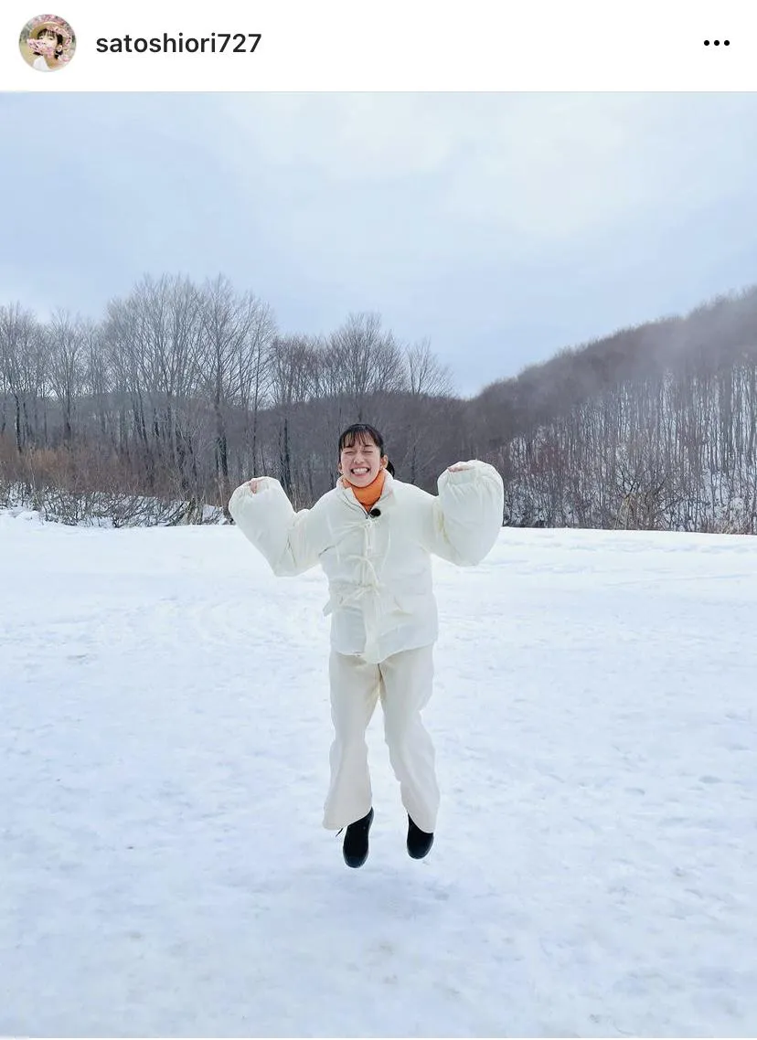 【写真】佐藤栞里、一面の雪景色に飛び跳ねて大喜び