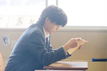 高橋文哉が切なげな表情見せる「交換ウソ日記」場面写真解禁　曽田陵介との仲良し自撮りオフショも