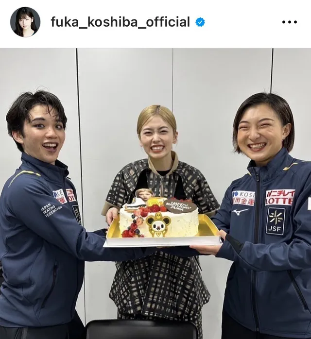 【写真】ケーキを持つ友野一希選手と坂本花織選手の真ん中で小芝風花が満面の笑み