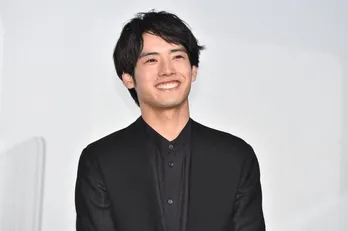 赤楚衛二、井之脇海の歳に“今季1番の驚き” 井之脇が撮った赤楚ソロショットに「かっこいい」の声<ペンディングトレイン>