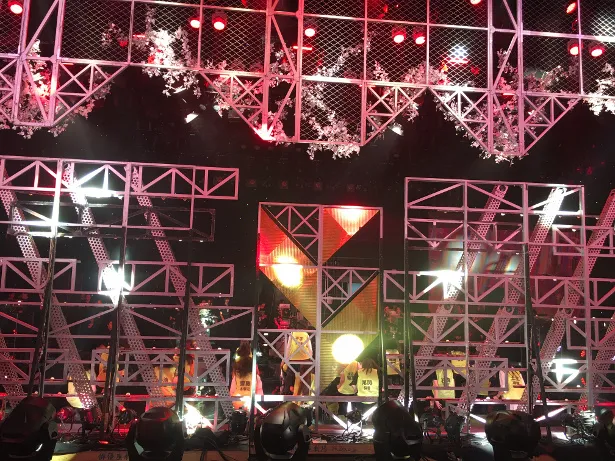 欅坂46は最新曲「不協和音」をパフォーマンス！