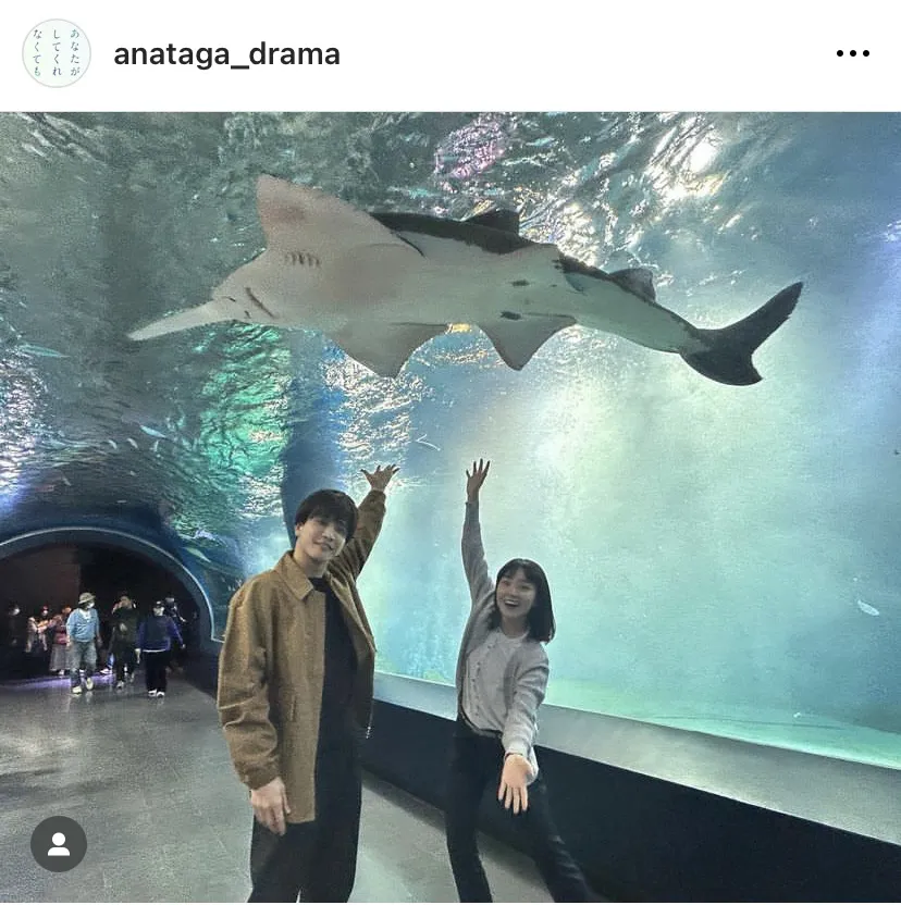 【写真】水族館を訪れた岩田剛典と奈緒のオフショット