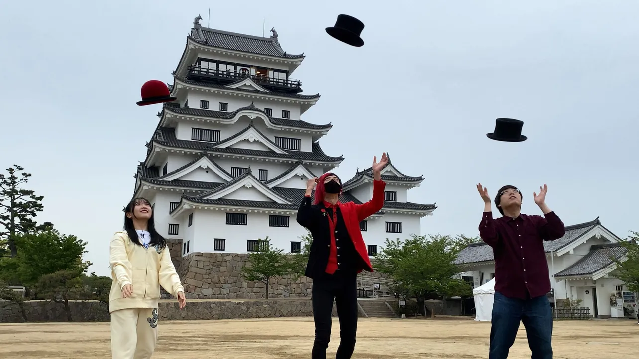 【写真】絶景の福山城をバックに、集中力を高めて練習に励むSTU48・石田千穂ら