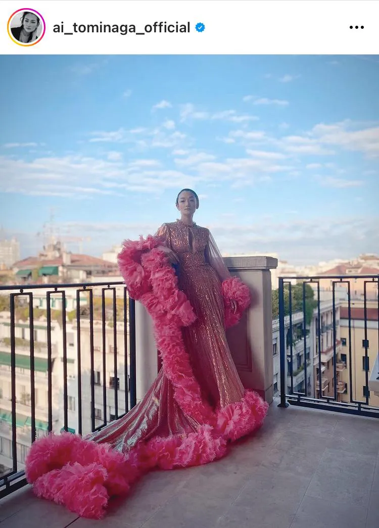 女王降臨…ミラノを見下ろすバルコニーで豪奢なドレス姿を披露する冨永愛