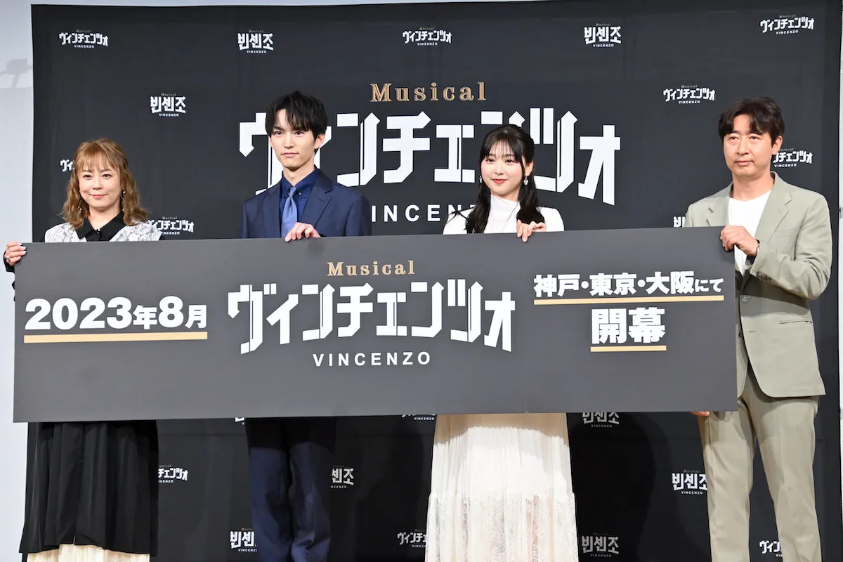 (写真左より)佐藤仁美、富田鈴花、佐藤仁美、ユ・ボンヨル氏(スタジオドラゴン コンテンツ事業・運営統括 兼 コンテンツ運営局局長)