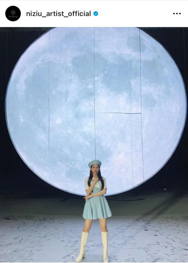 満月をバックに新曲「Blue Moon」の衣装姿でポーズを決めるNiziU・マコ
