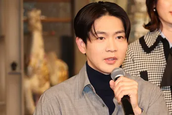 松下洸平、“正義の味方”ショットに「なんて爽やかなヒーロー」「つなぎ姿もかっこいい」の声＜合理的にあり得ない＞