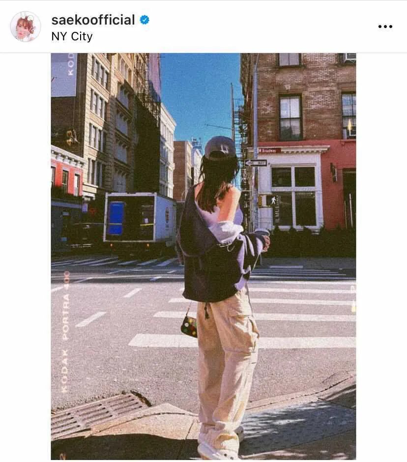 ヘルシーな肌見せが美しい…紗栄子、ニューヨークの街並みに溶け込むおしゃれな着こなし