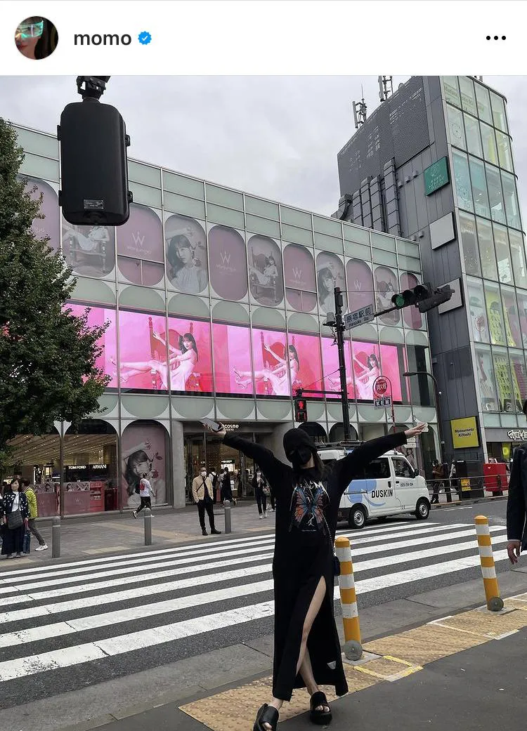 東京のビル一面を独占…自身の広告をバックに両手を広げるTWICE・モモ