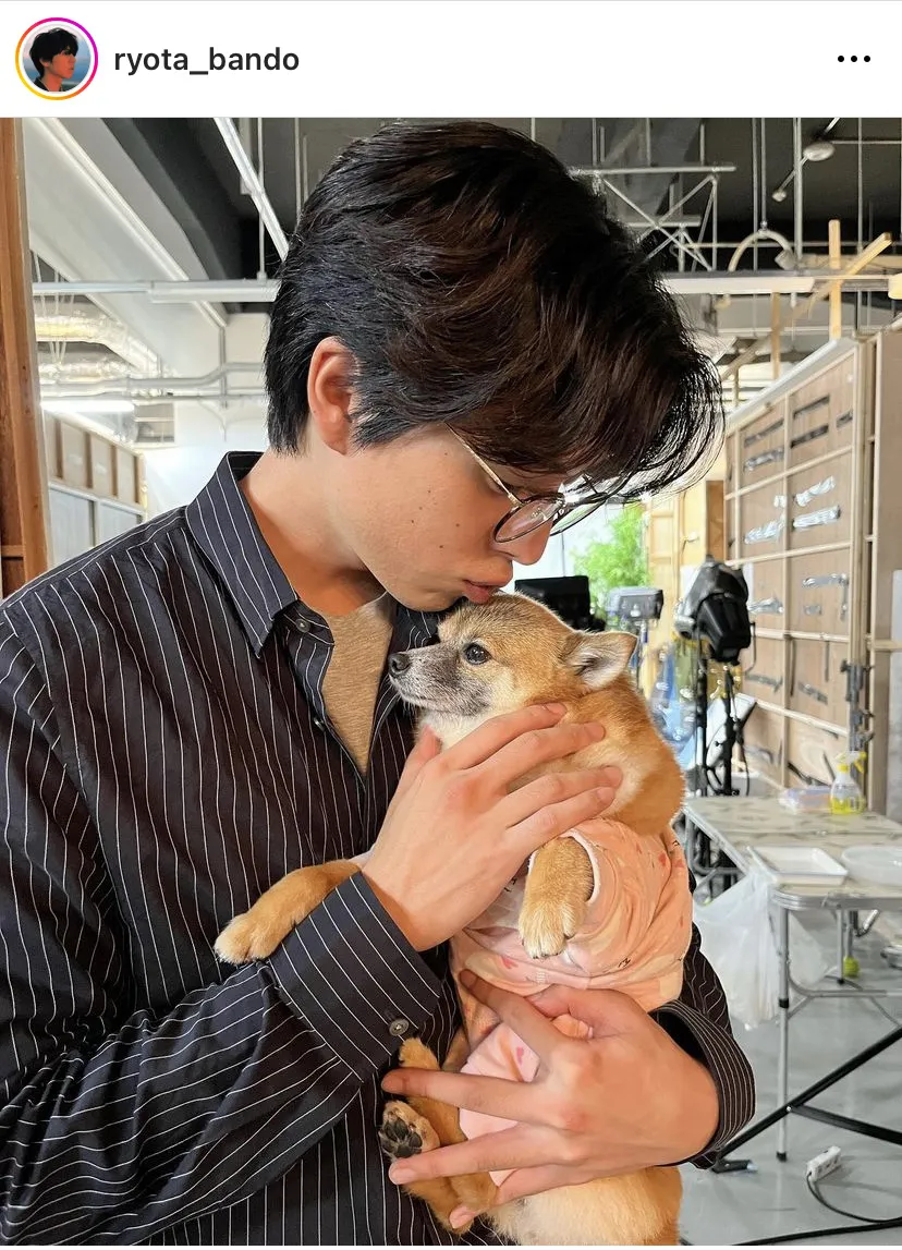 小犬を抱き上げる姿から優しさがあふれている坂東龍汰