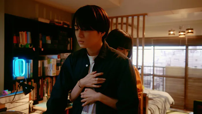【写真】野崎智子“千夏”に突然抱きつかれる菊池風磨“蒼太”