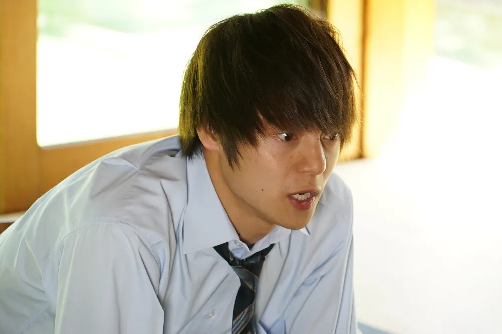 窪田は、イマドキの高校生・トビオを演じる