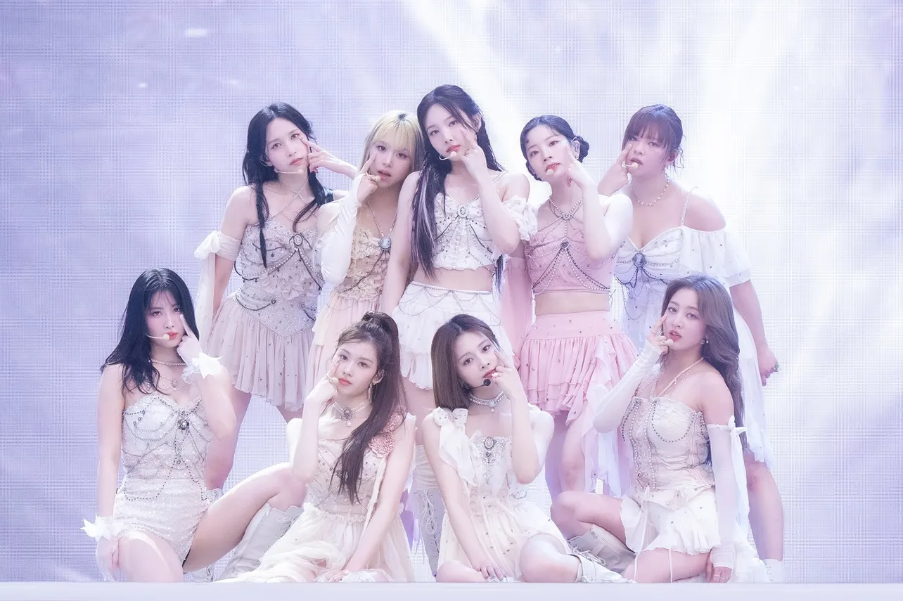 【写真】「CRY FOR ME」の“涙ポーズ”を9人で美しくきめるTWICE