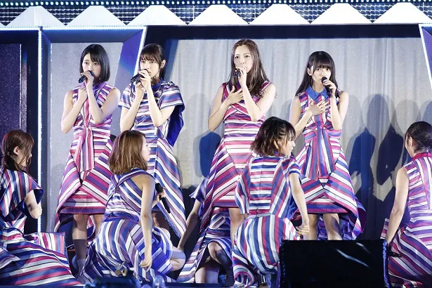 今夏でグループ結成から7年目に突入する乃木坂46。モデルとして活躍するメンバーも多く、デビュー当時と比べて大人っぽく、スタイリッシュな衣装も増えた