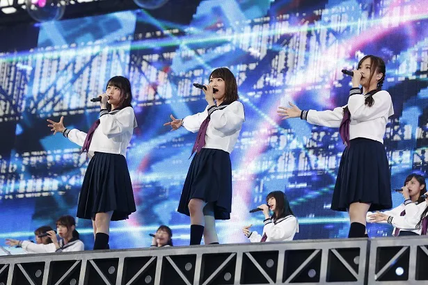 7月1日のツアー初日はミュージカル出演のために欠席した生田絵梨花（左）も2日はステージに。現役メンバー全46名がそろった