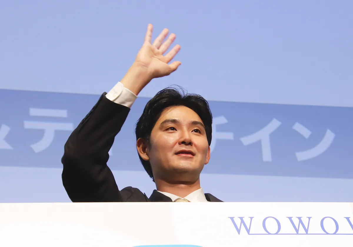 【写真】笑顔も浮かべながら一生懸命に手を振る松田龍平