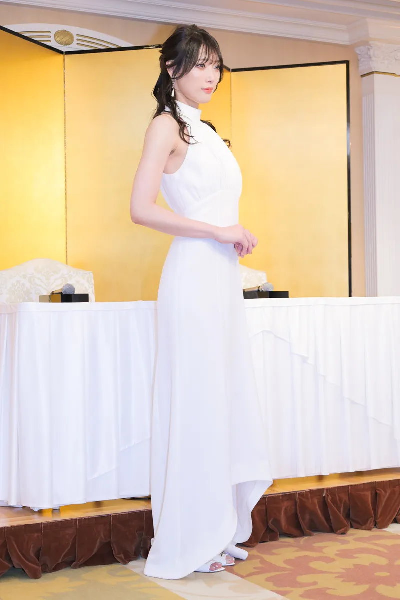 【写真】純白のノースリーブドレスで登場した赤井沙希選手