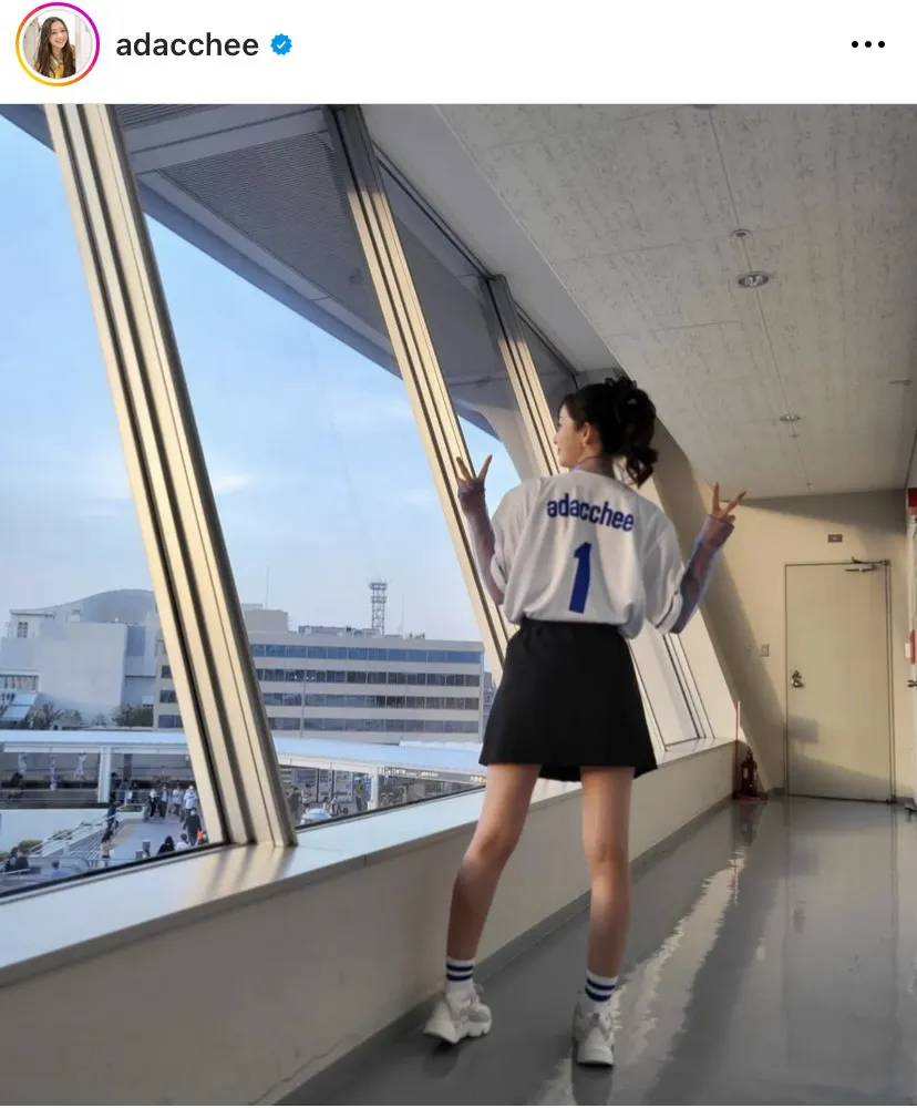 ポニーテールも最高…自身の名前入りユニフォーム姿でピースする足立梨花