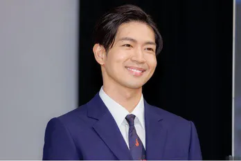 松下洸平、“誰…!?”人生初のカラコン＆銀髪ロン毛の“ヘビメタ姿”に反響「インパクトすごすぎ」「バチバチメークもかっこいい！」