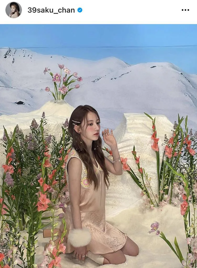 美しい横顔…雪山を背景に可憐なピンクワンピース姿で撮影に挑む宮脇咲良