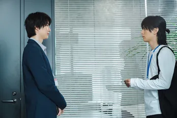 桜田通“三間”、憧れの小説家・瀬戸利樹“五十嵐”が旧友だと最後まで気づかず、天然炸裂の再会に＜クールドジ男子＞