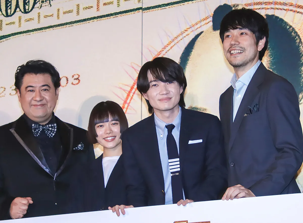 映画「大名倒産」完成披露試写会に登壇した小手伸也、杉咲花、神木隆之介、松山ケンイチ(写真左から)