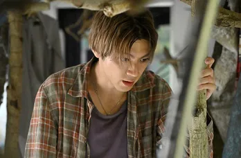 山田裕貴“直哉”が靴紐を結んであげる思い…切なくて愛おしい姿が胸を打つ<ペンディングトレイン>