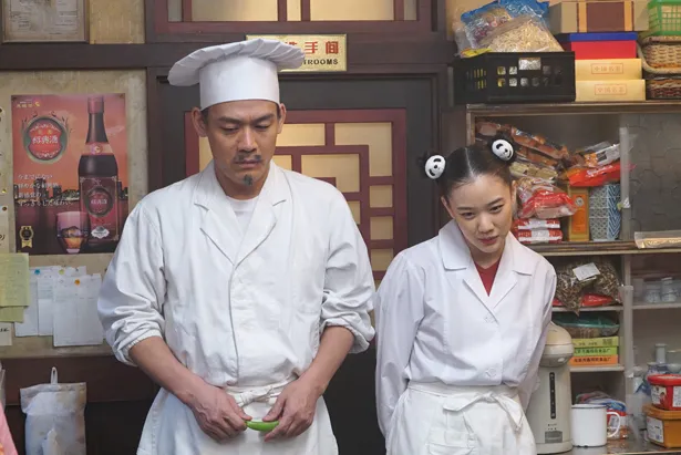 多満子(新垣結衣)らが行きつけの中華料理店の店員役には森崎博之と蒼井優