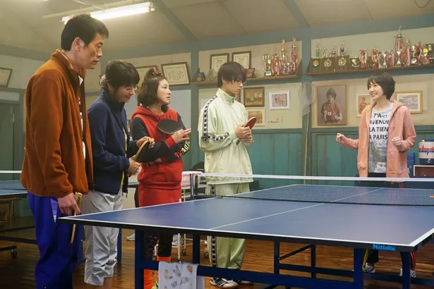 田舎に戻った多満子(新垣結衣)は、赤字続きの卓球クラブ再建を目指すことを決意した