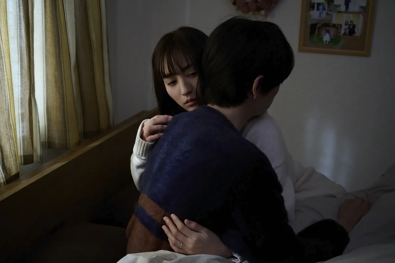 【写真】堀田茜“美咲”、ベッドの上で古川雄輝“悠生”と抱き合うも不安な顔色をみせる