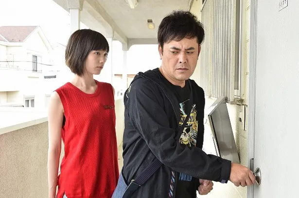 トランプのジョーカーが好きというヒロイン・羽田梓役を演じる本田翼（左）は、アパートの隣人である富岡（有田）に一目惚れをする