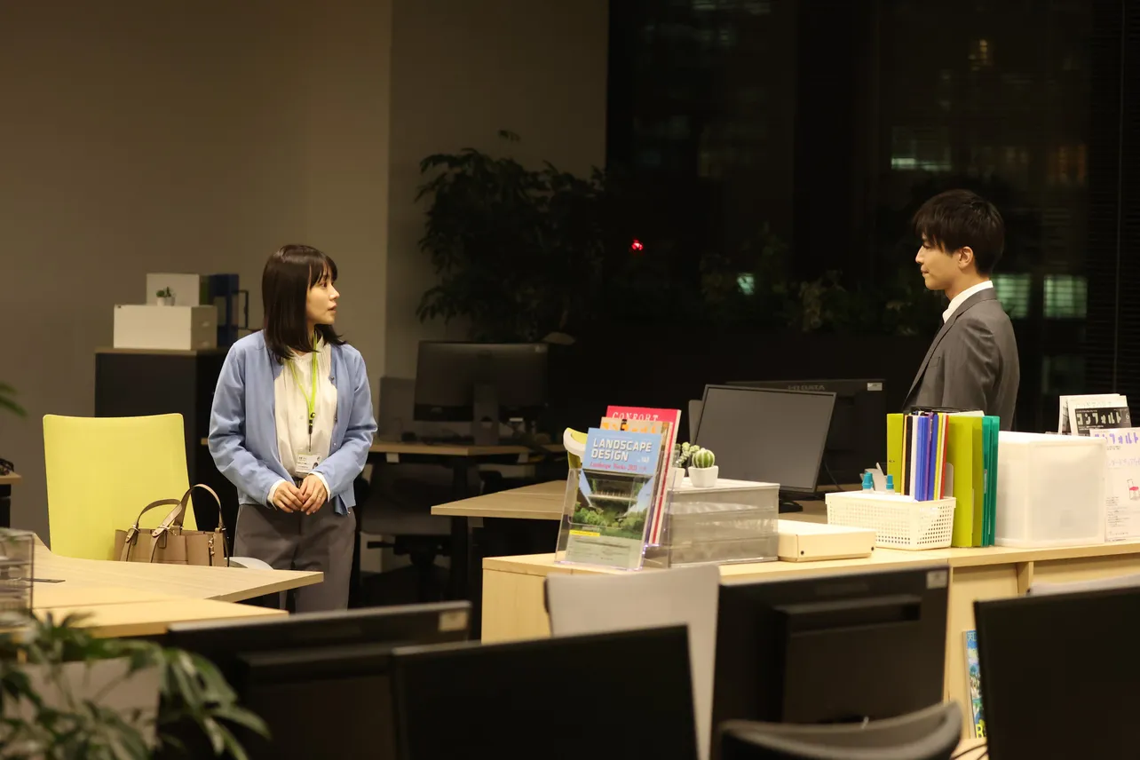 【写真】オフィスで向き合うみち(奈緒)と誠(岩田剛典)