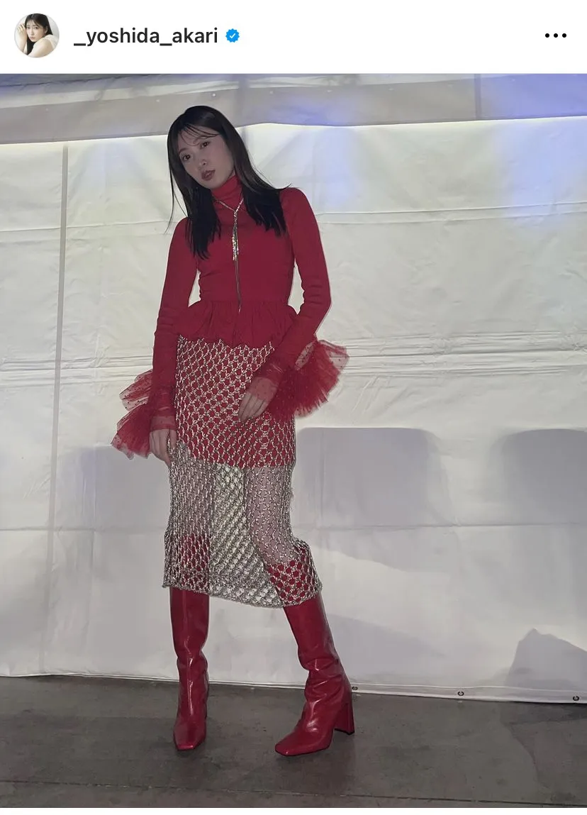 吉田朱里、“真っ赤が似合う…”タイト×編みの衣装で美脚を披露