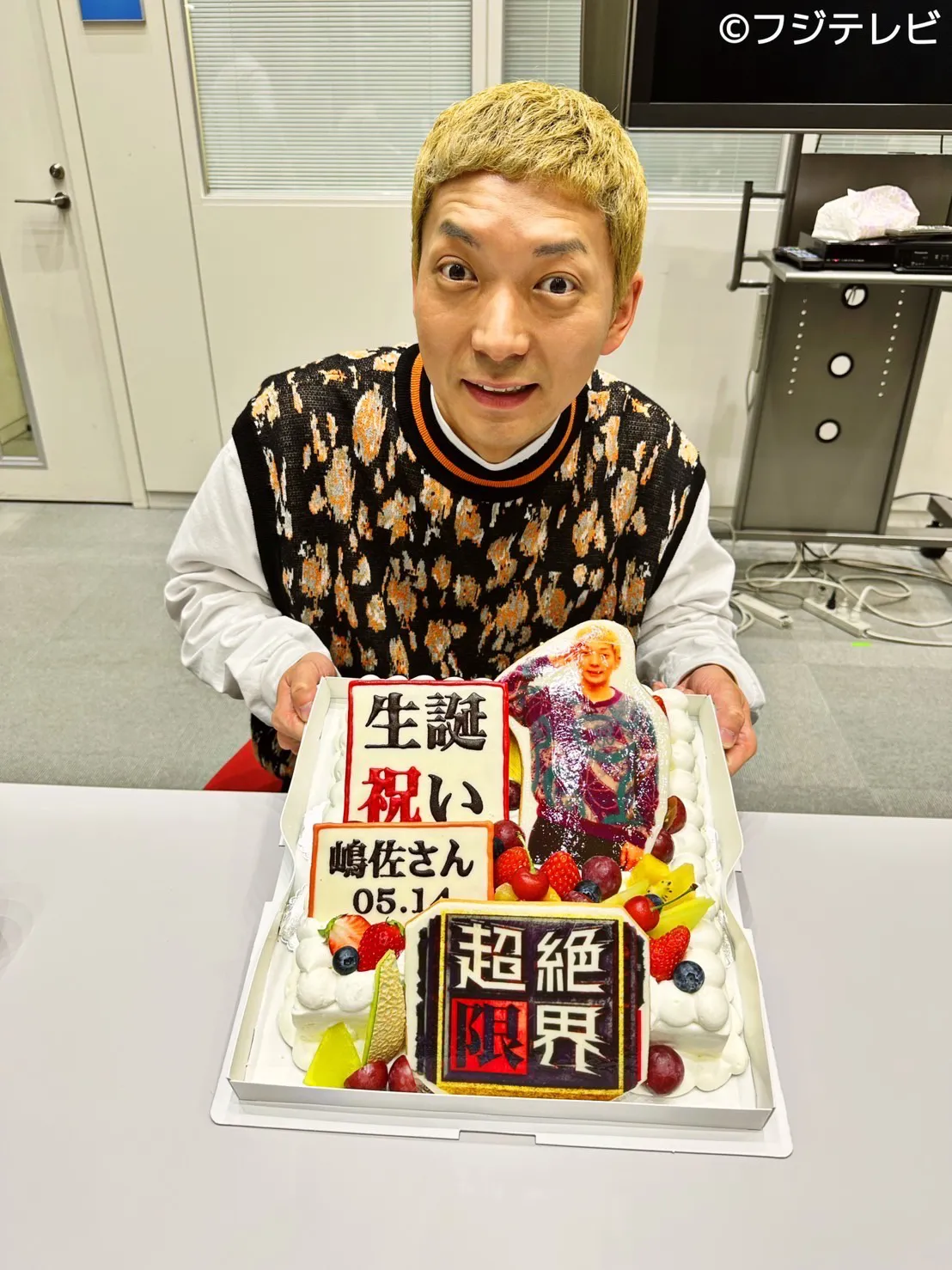 【写真】誕生日ケーキに笑顔を見せる嶋佐和也